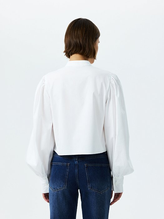 Укороченная блуза с объемными рукавами: фото №5