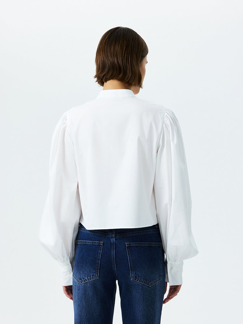 Укороченная блуза с объемными рукавами