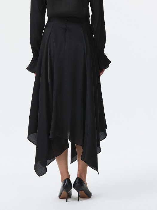 Асимметричная атласная юбка: фото №2