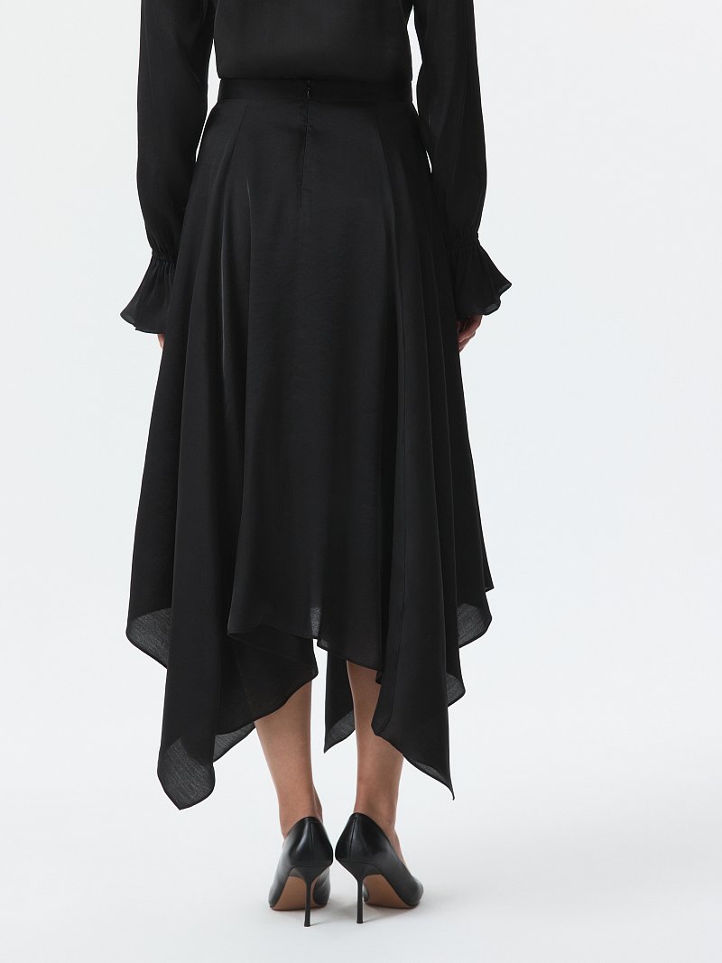 Асимметричная атласная юбка