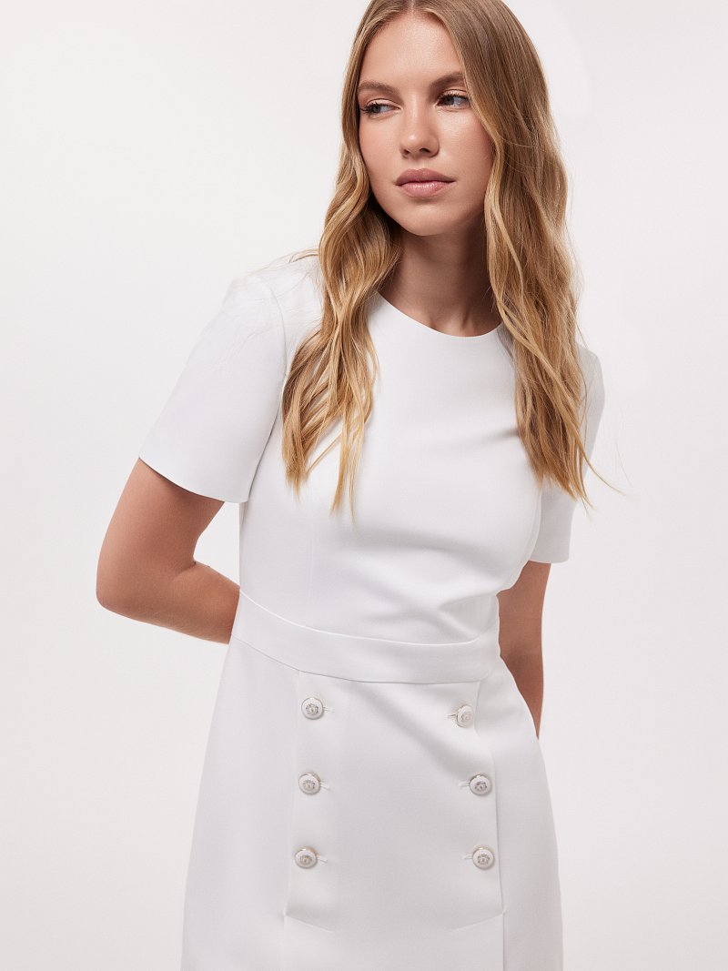 Платье с короткими рукавами