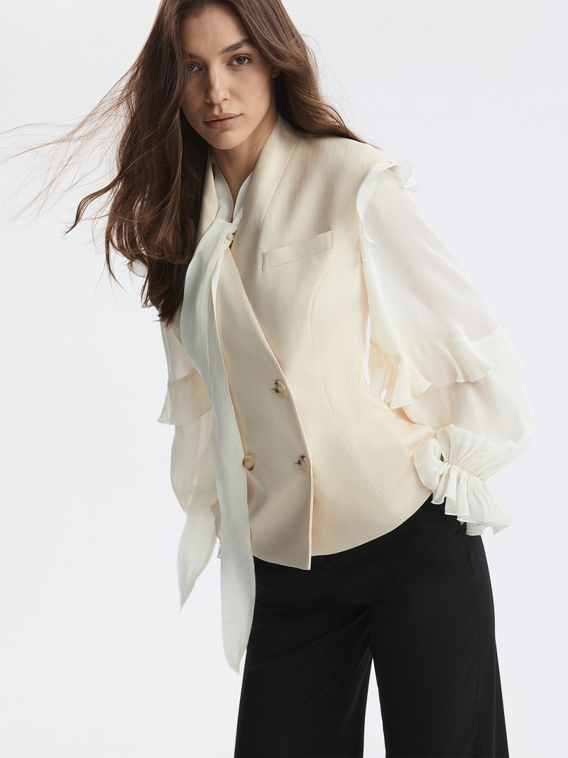 Приталенный жилет со стойкой