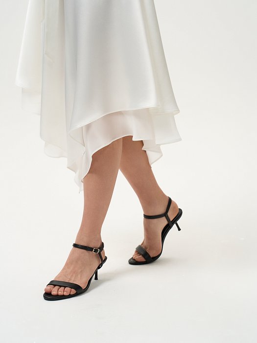 Атласное платье с асимметричной юбкой: фото №3