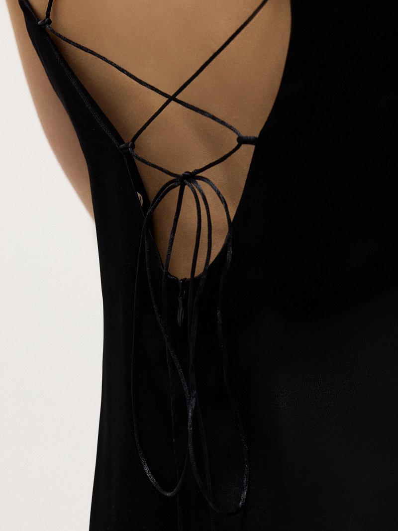 Атласное платье с открытой спиной