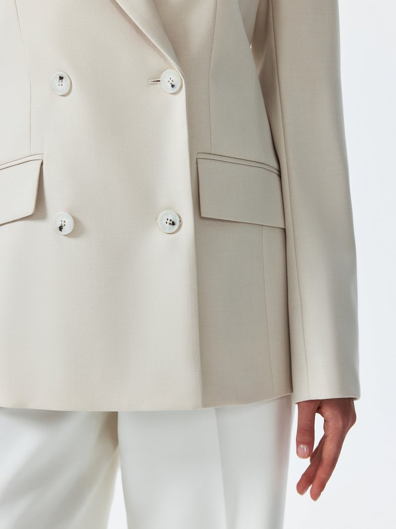 Приталенный двубортный жакет