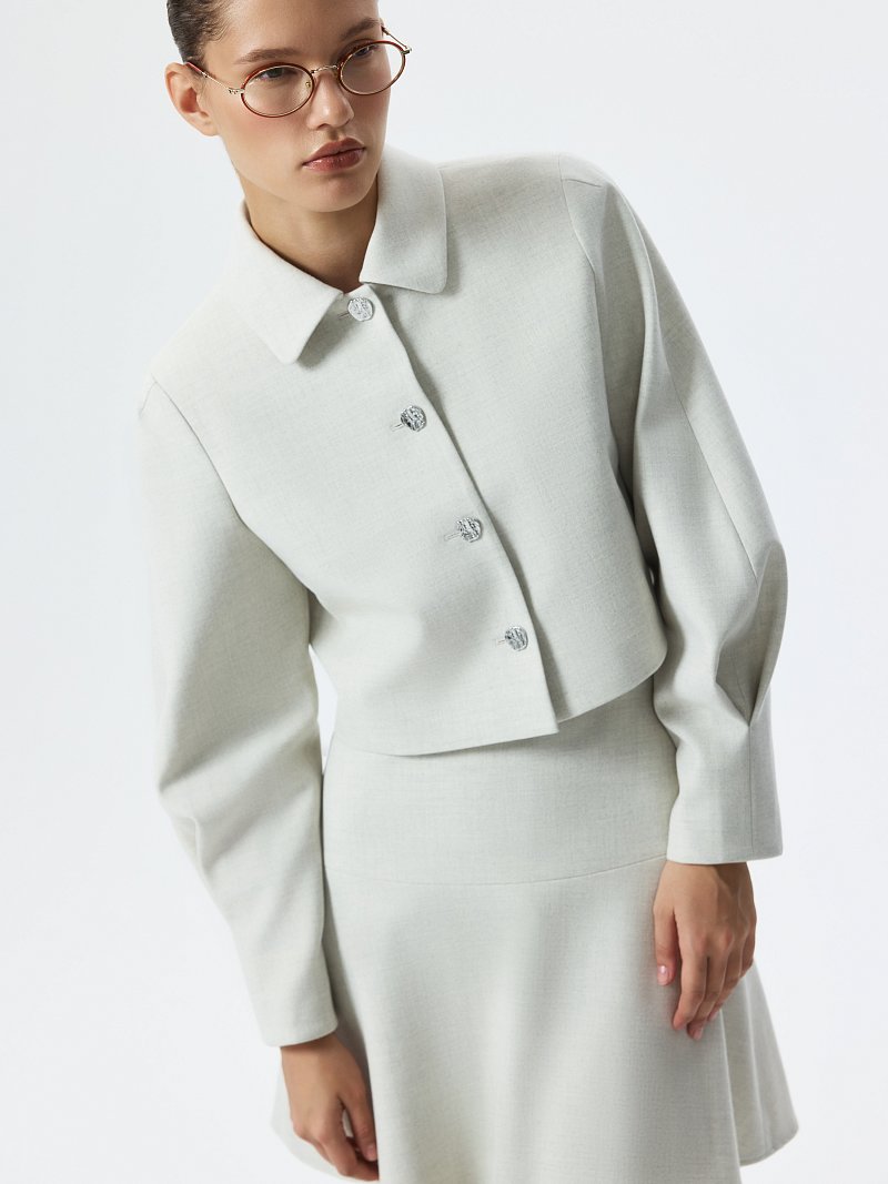 Укороченный жакет с объемными рукавами