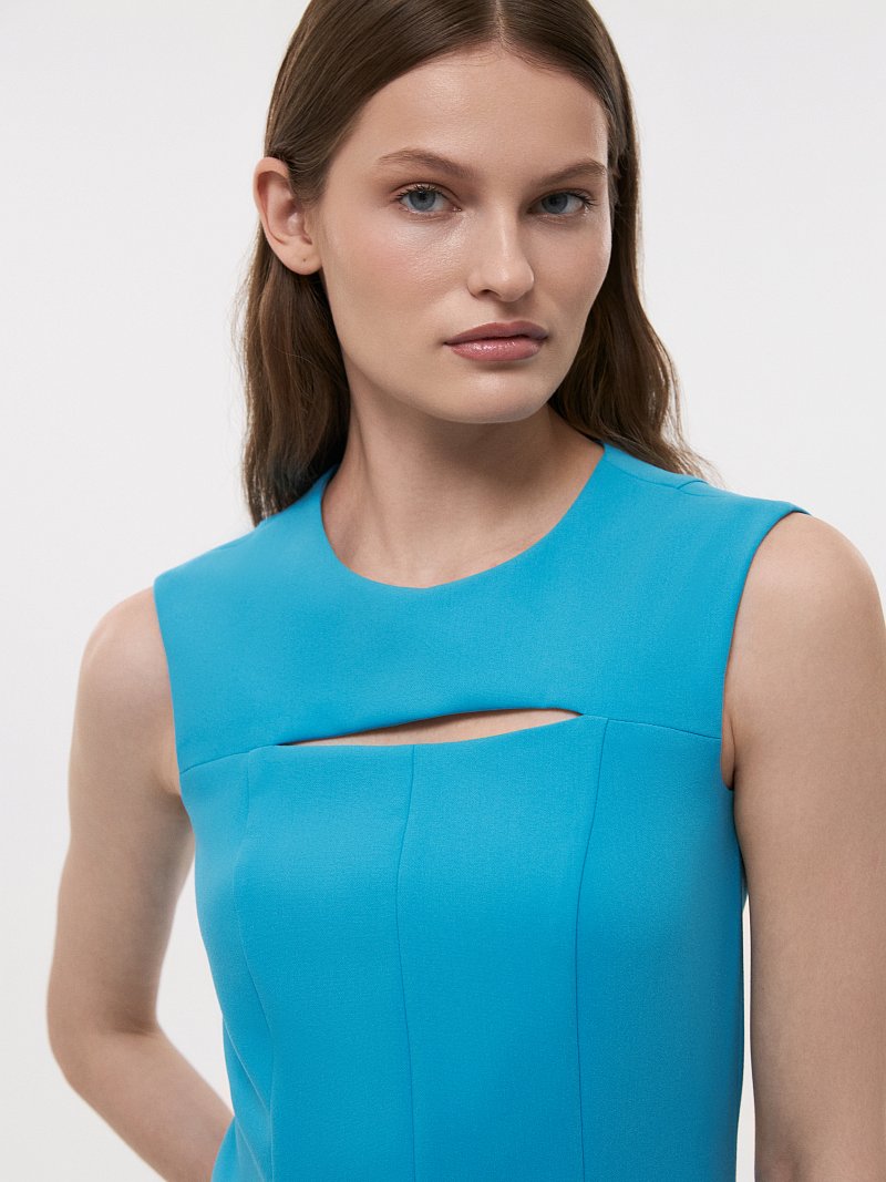 Платье с вырезом