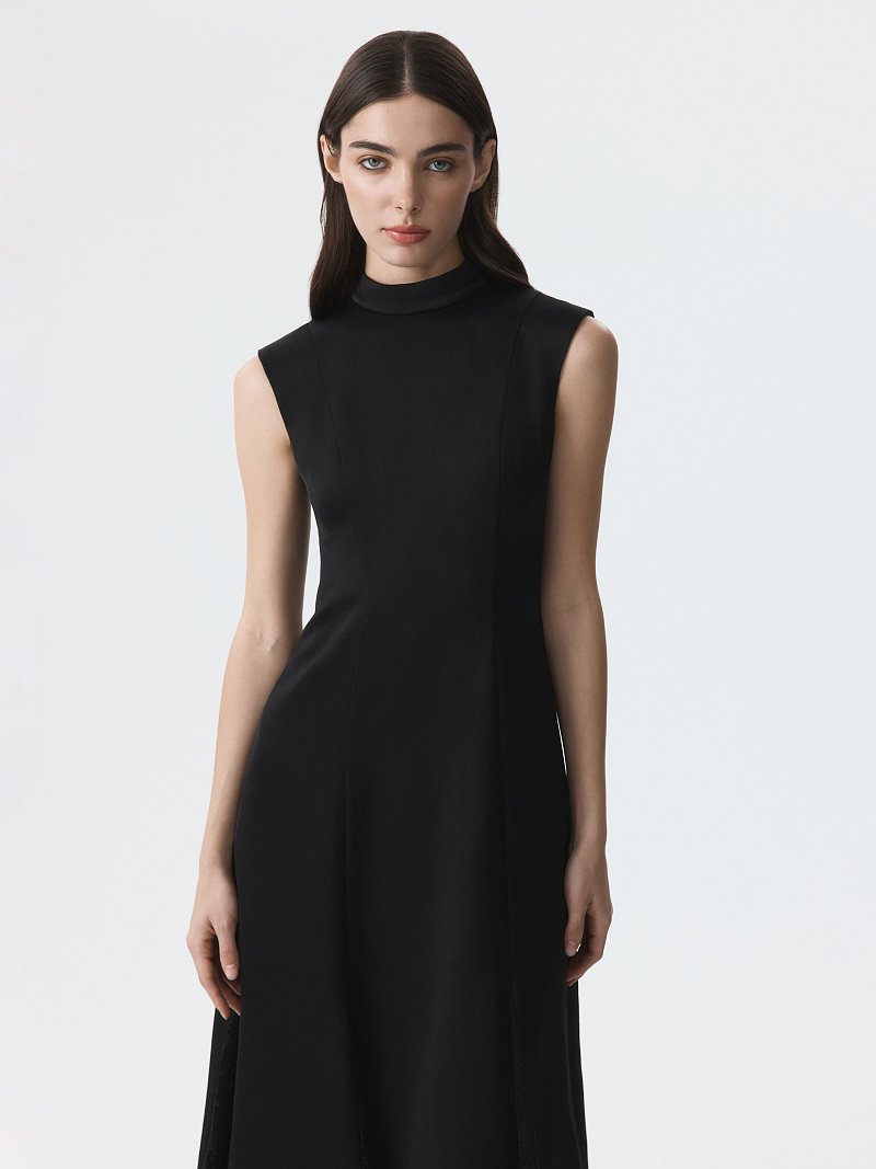 Атласное платье с кружевными вставками