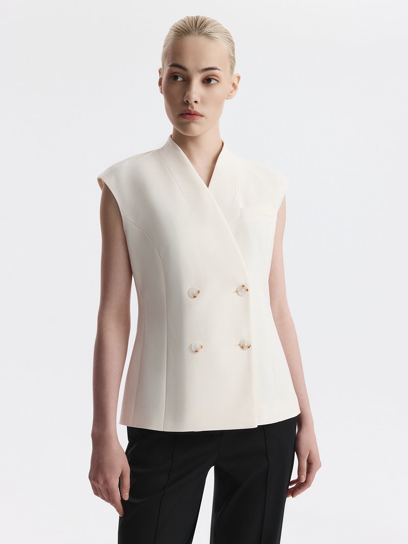 Приталенный жилет со стойкой