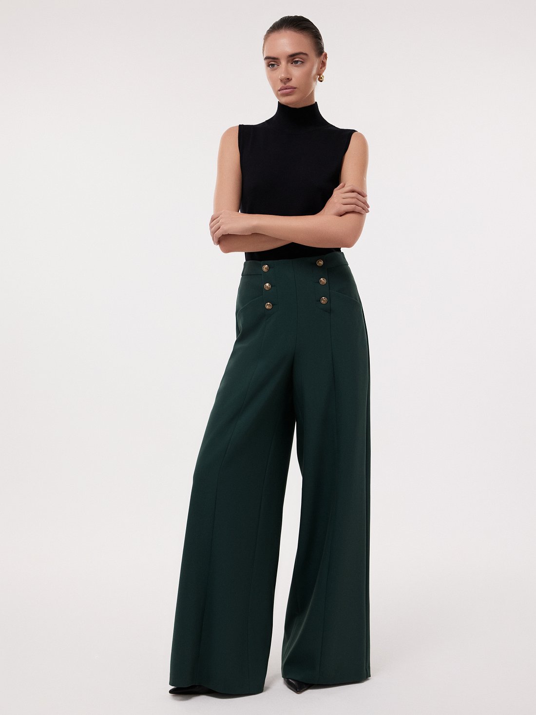 Широкие брюки с декоративными пуговицами: фото №1