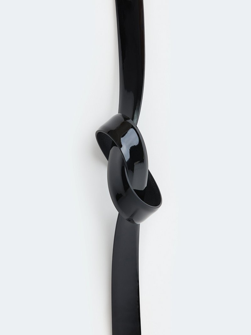 Ремень из лакированной кожи