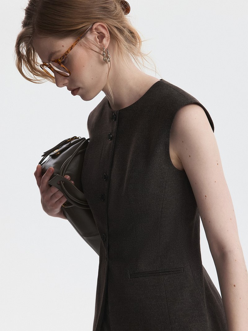 Приталенный костюмный жилет