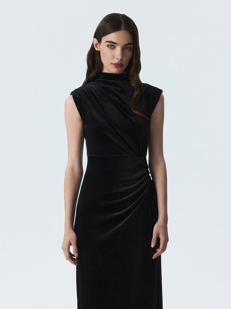 Бархатное платье с драпировками