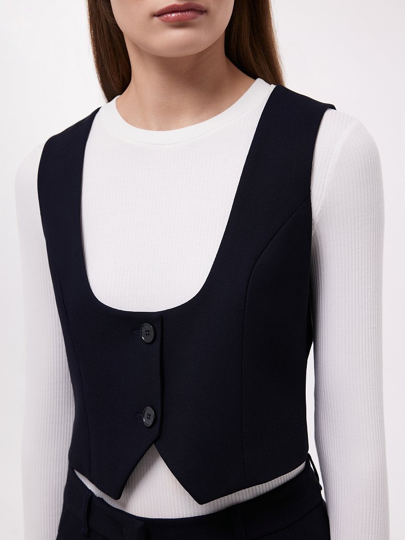 Жилет с глубоким вырезом