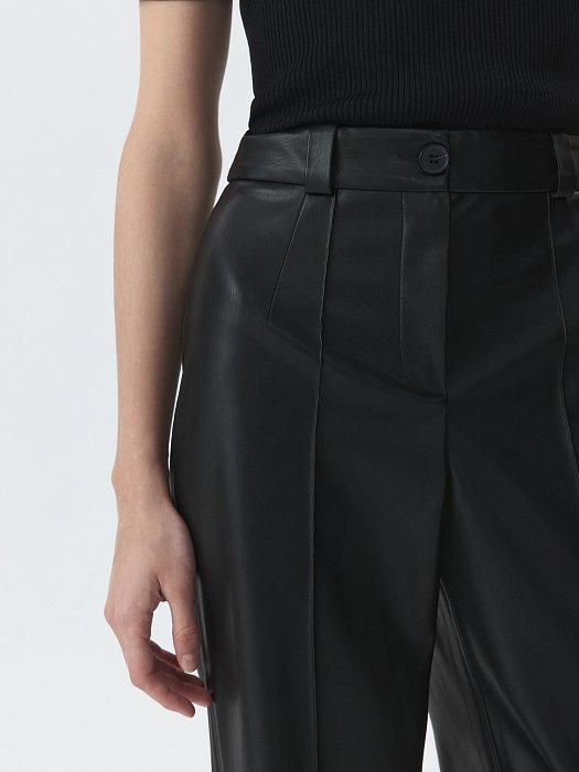Брюки из экокожи со стрелками: фото №4