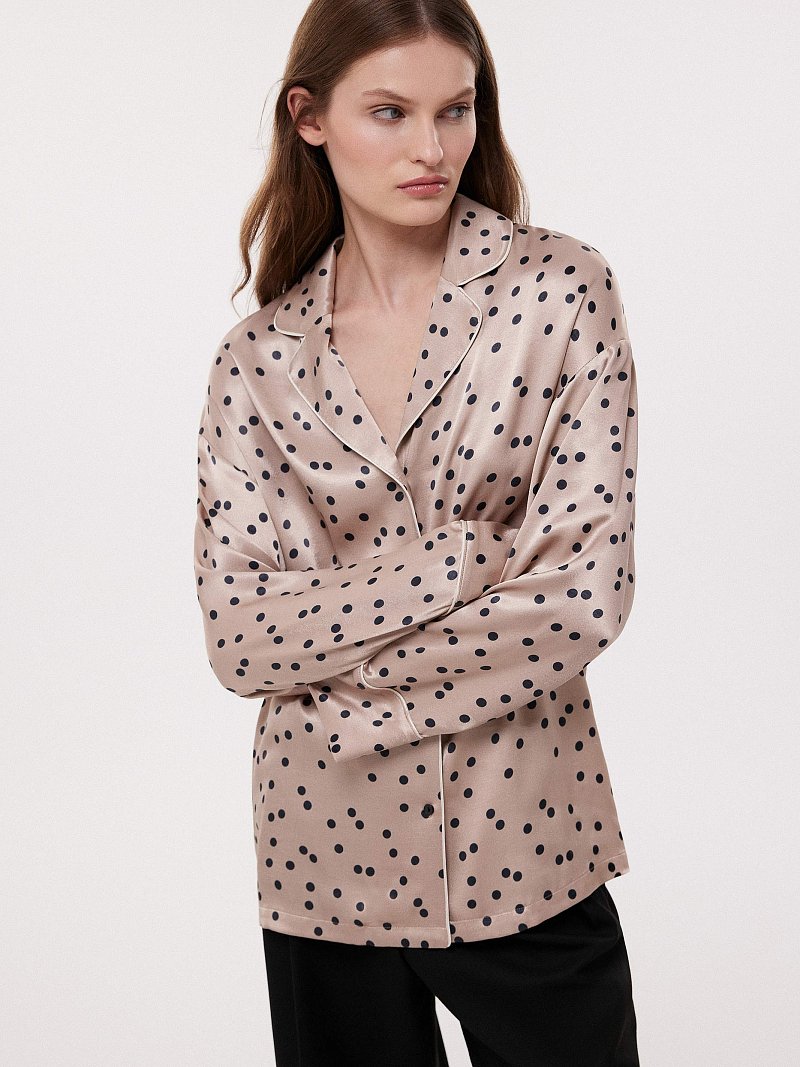 Атласная блуза в пижамном стиле