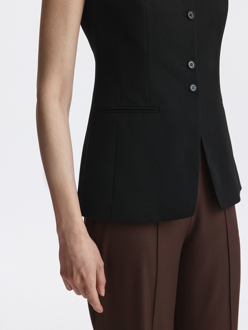 Приталенный костюмный жилет