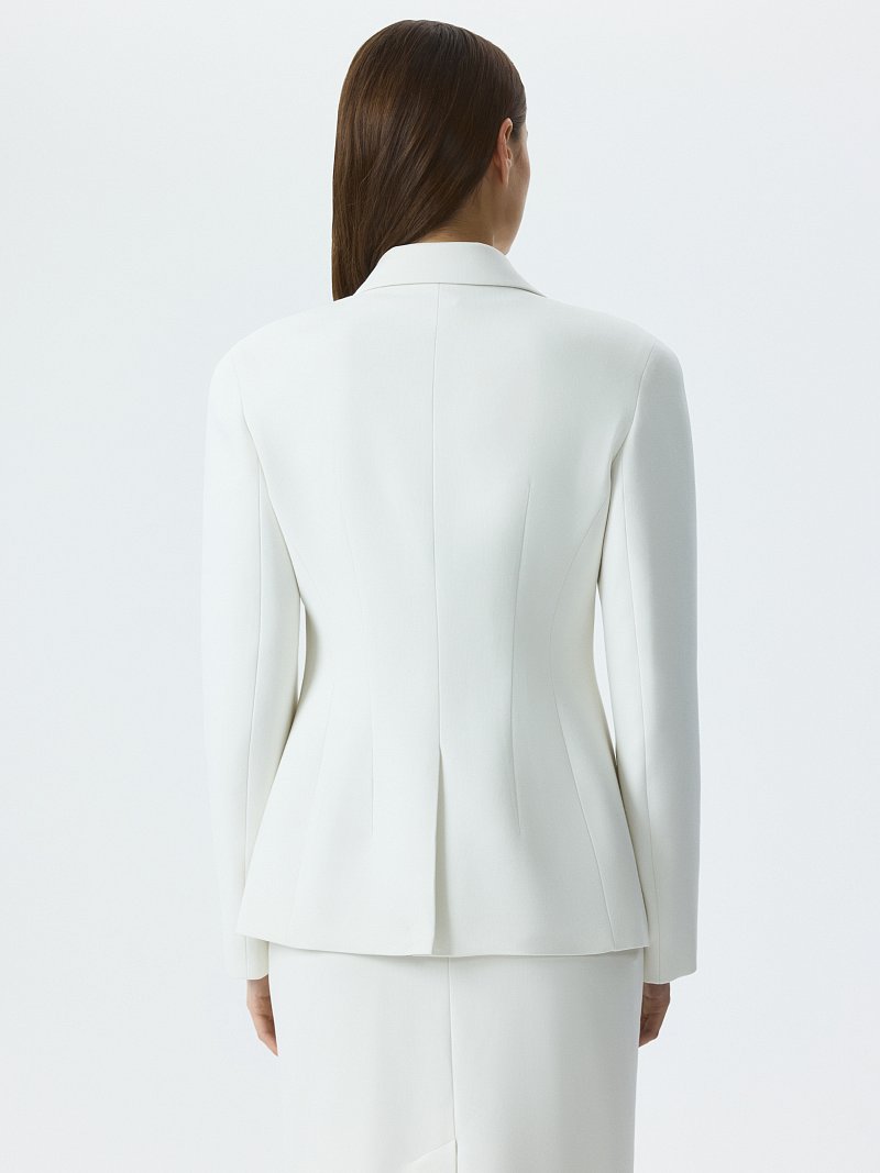 Приталенный жакет с защипами