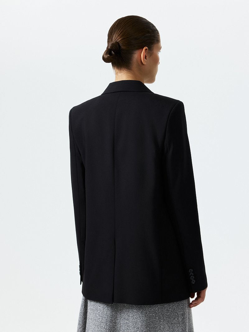 Удлиненный жакет на пуговице