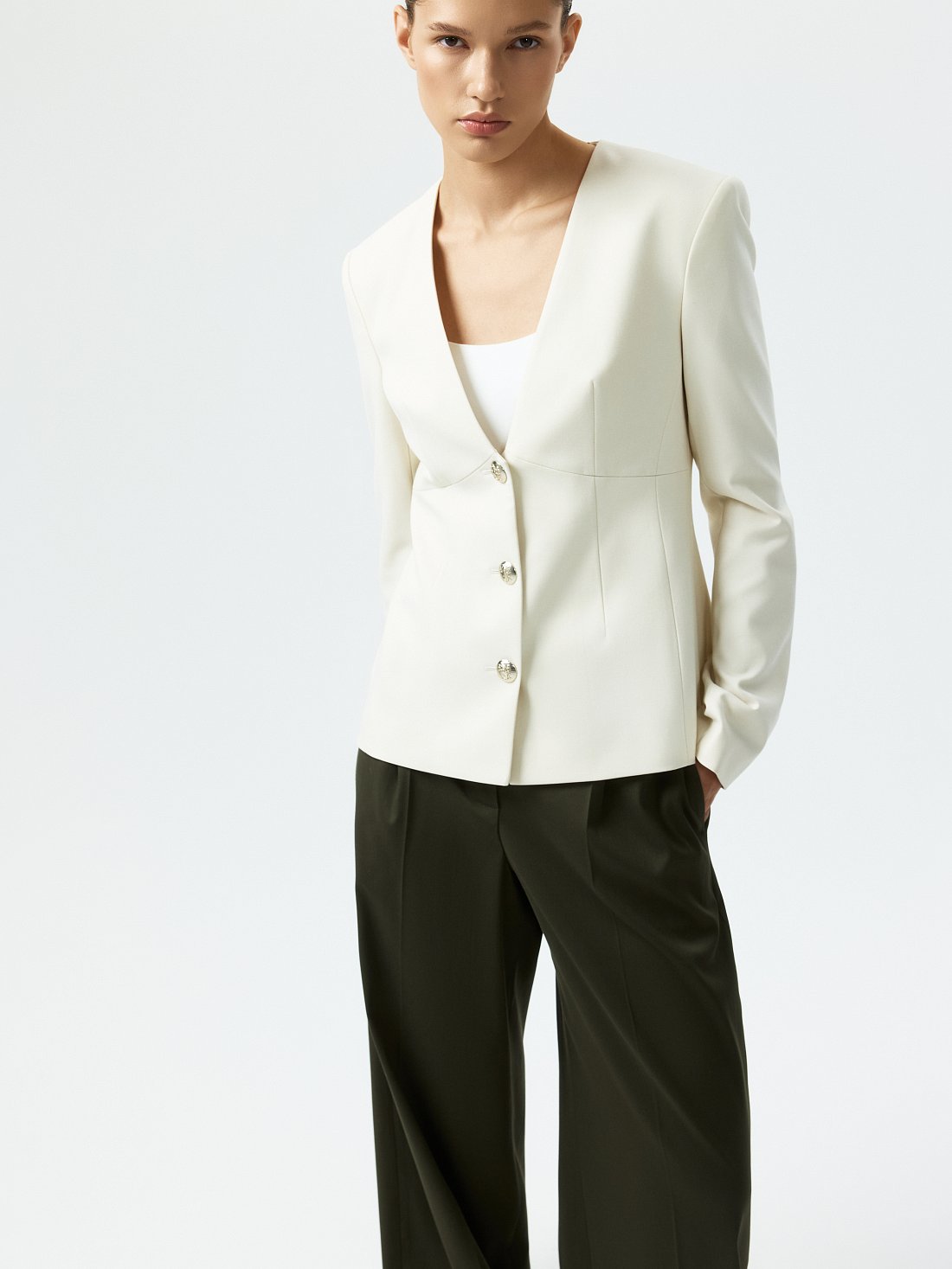 Приталенный жакет с V-вырезом: фото №1