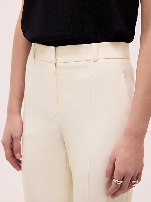 Расклешенные брюки с разрезами: фото №3