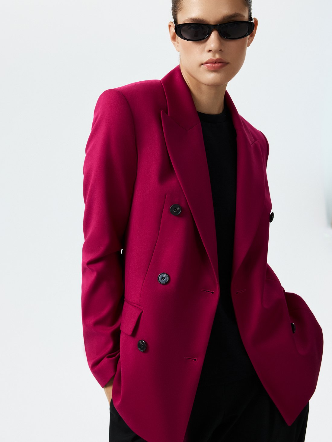 Приталенный двубортный жакет: фото №1