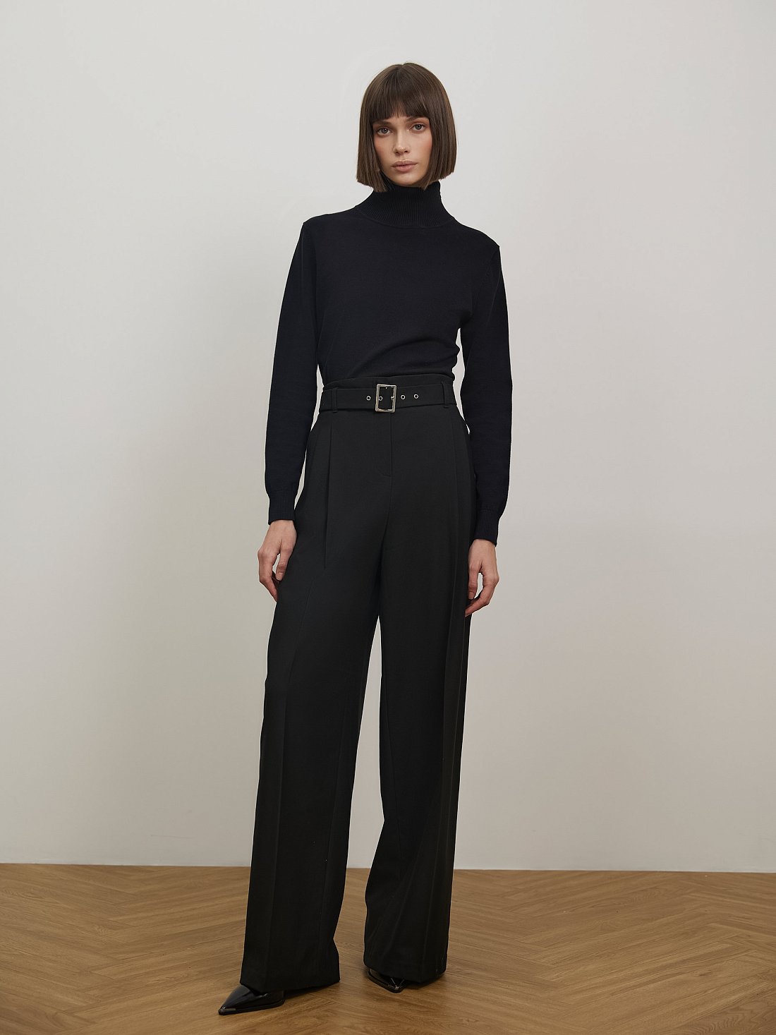 Широкие брюки с поясом: фото №1