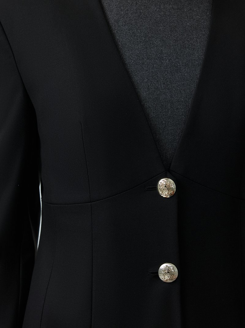 Приталенный жакет с V-вырезом