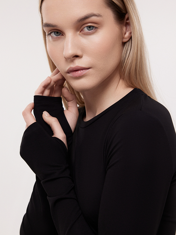 Облегающий лонгслив с вырезом для пальца