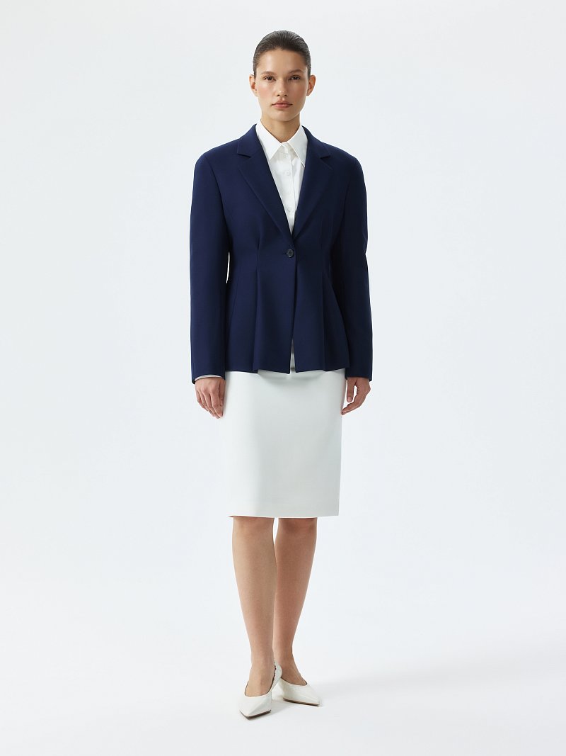 Приталенный жакет с защипами