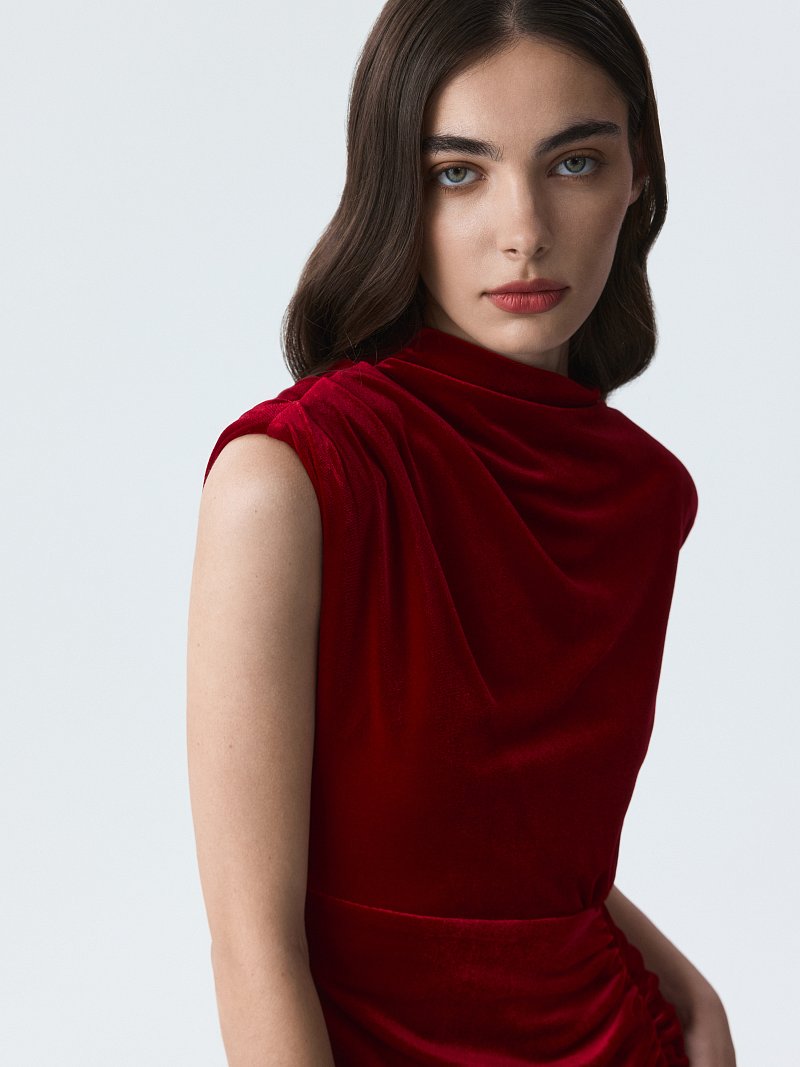 Бархатное платье с драпировками