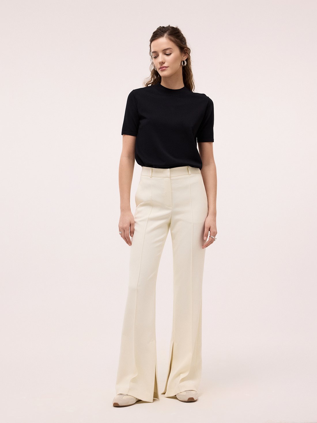 Расклешенные брюки с разрезами: фото №1