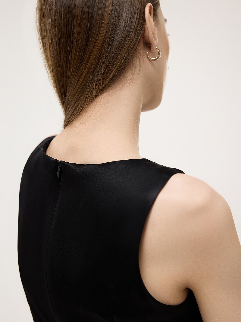 Атласное платье с асимметричной юбкой