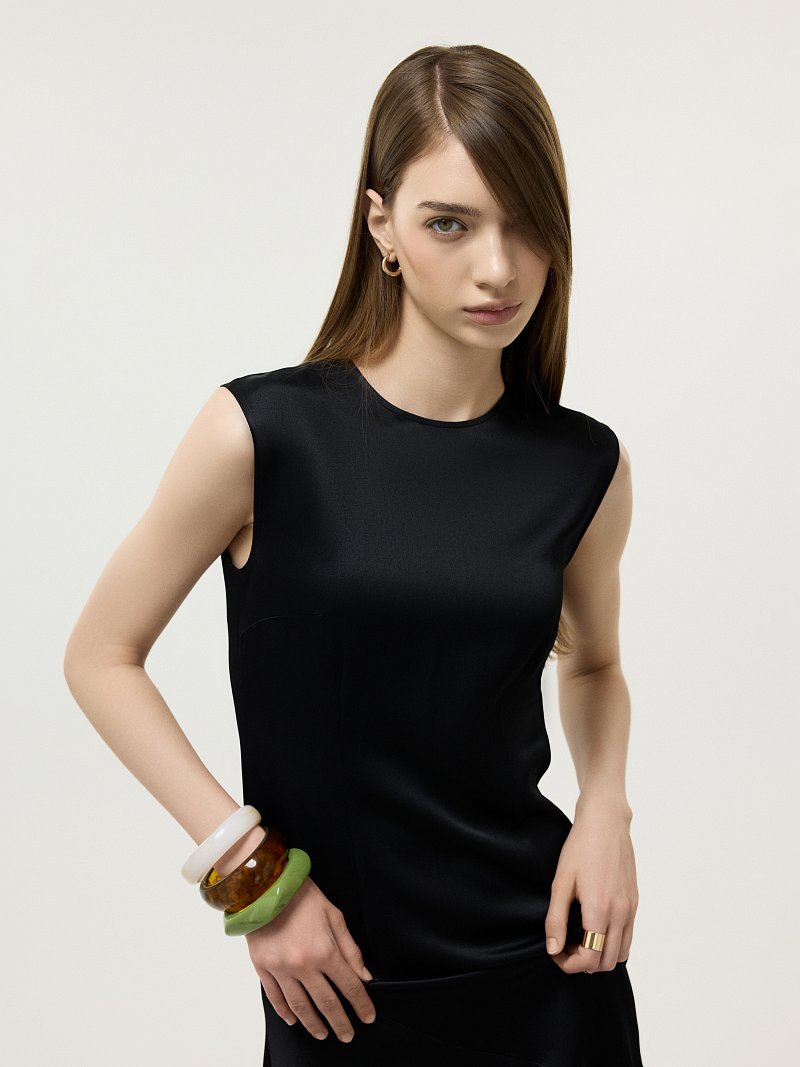 Атласное платье с асимметричной юбкой