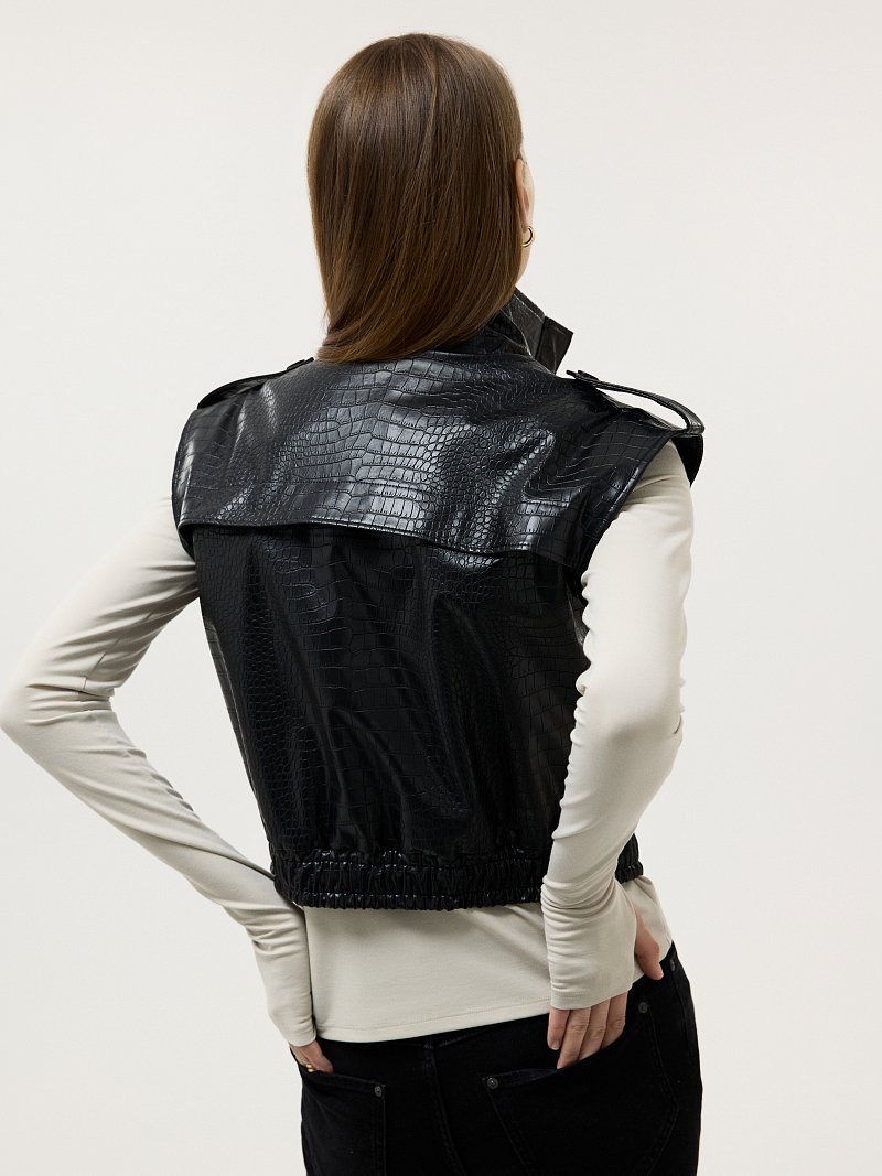 Укороченный жилет из экокожи