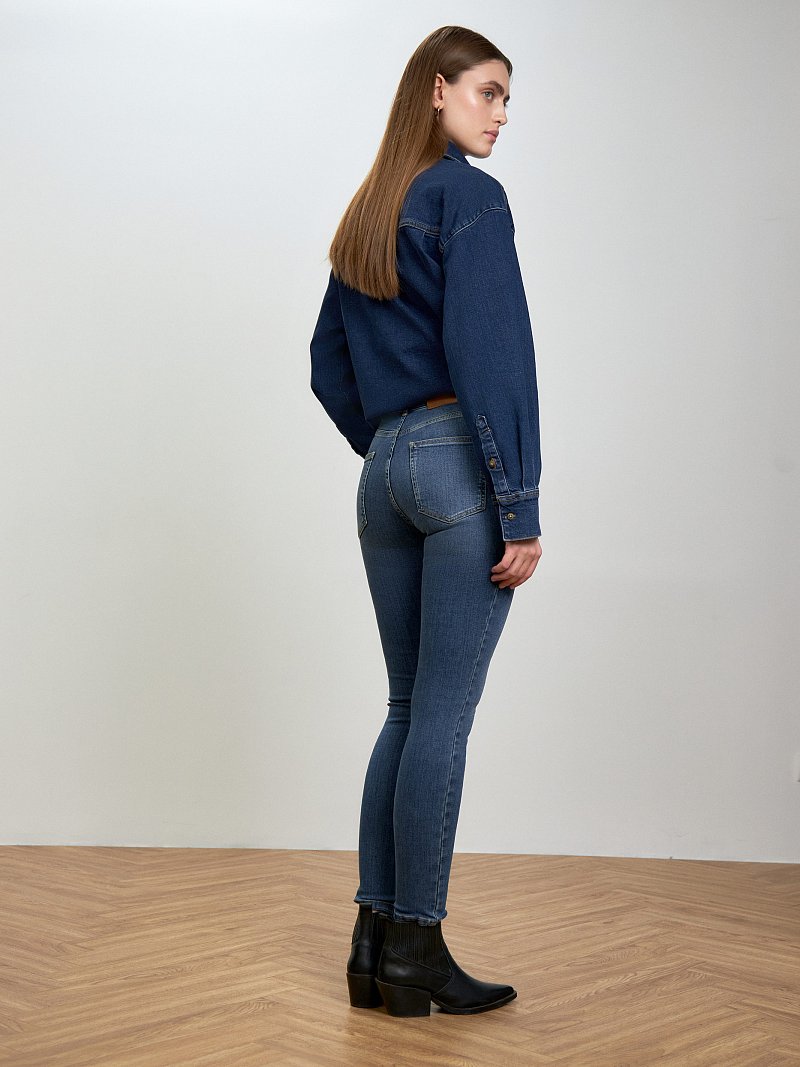 Джинсы узкого кроя