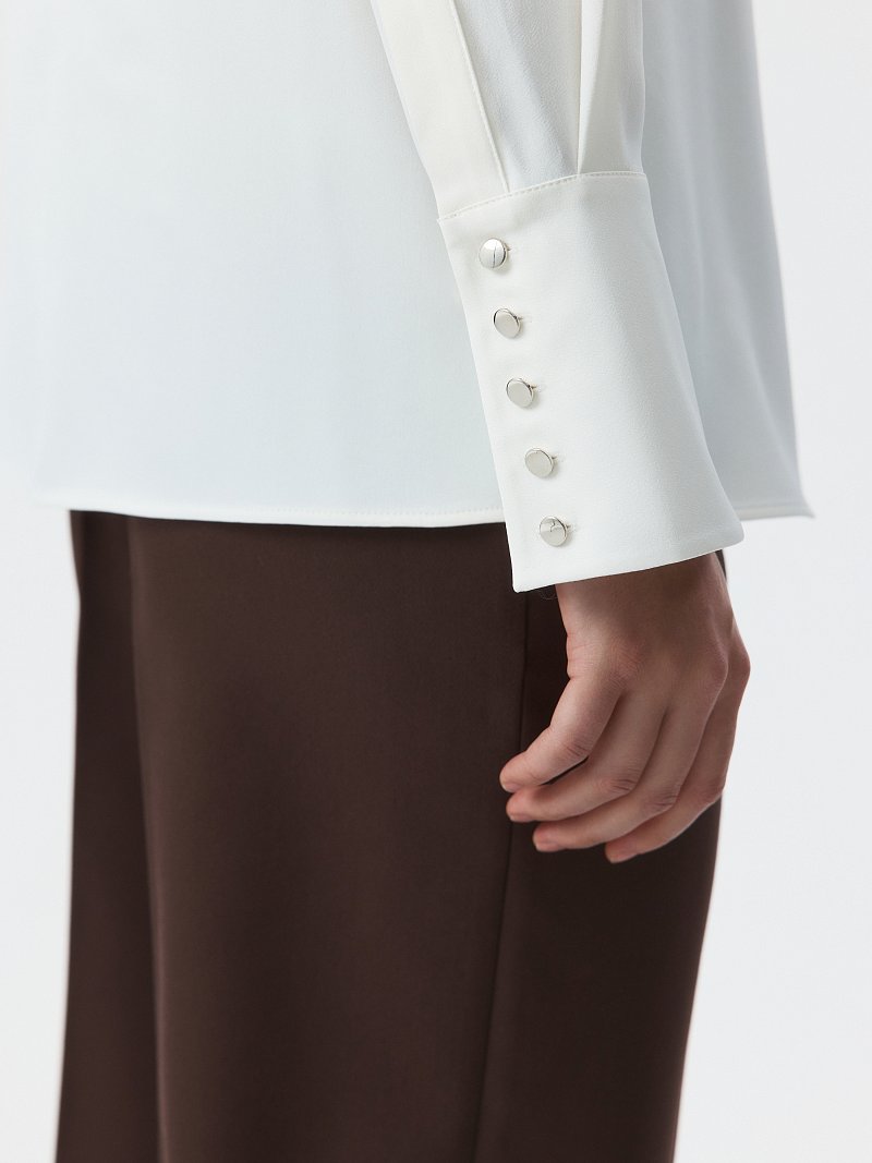 Атласная блуза с широкими манжетами