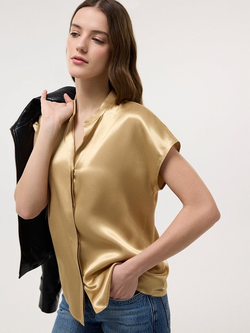Атласная блуза с короткими рукавами