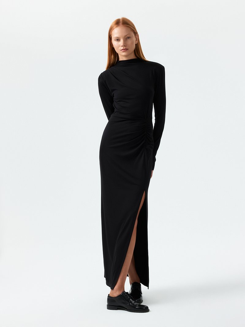 Трикотажное платье с разрезом