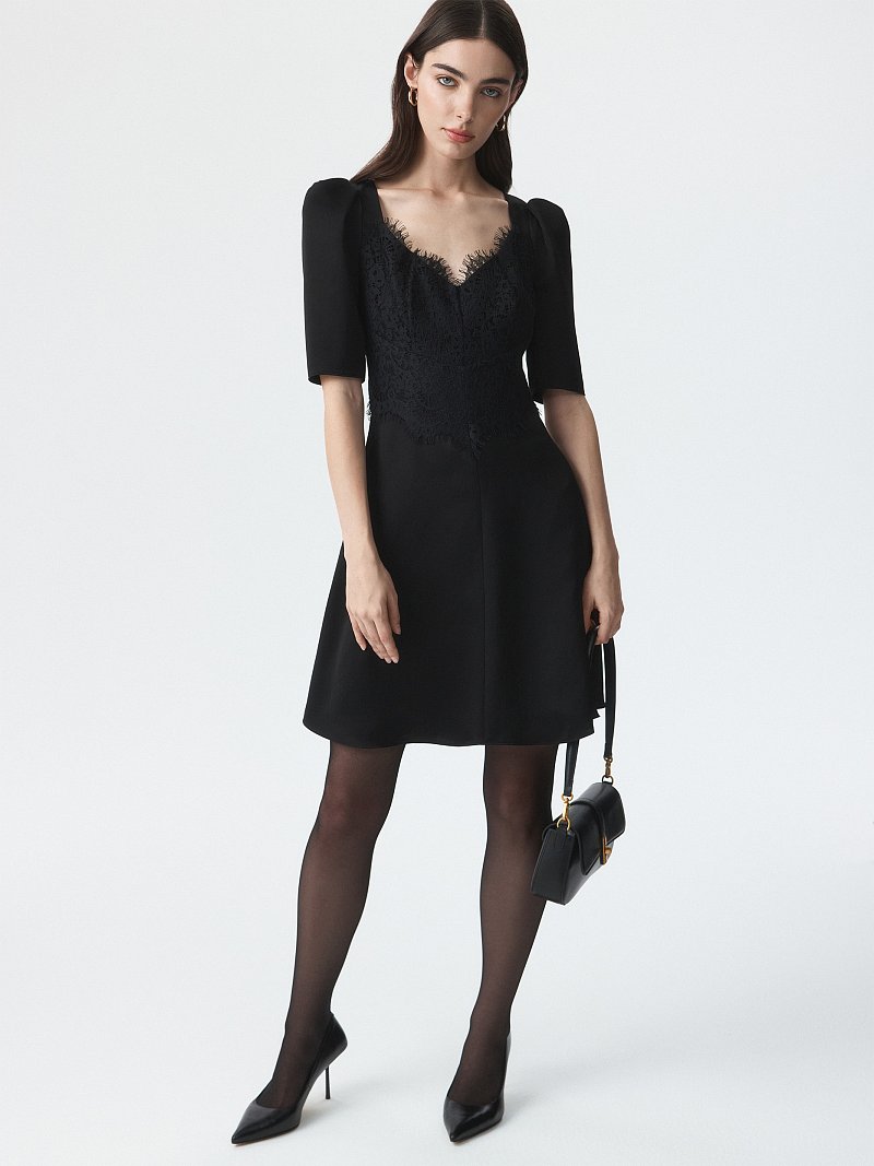 Атласное платье с кружевом