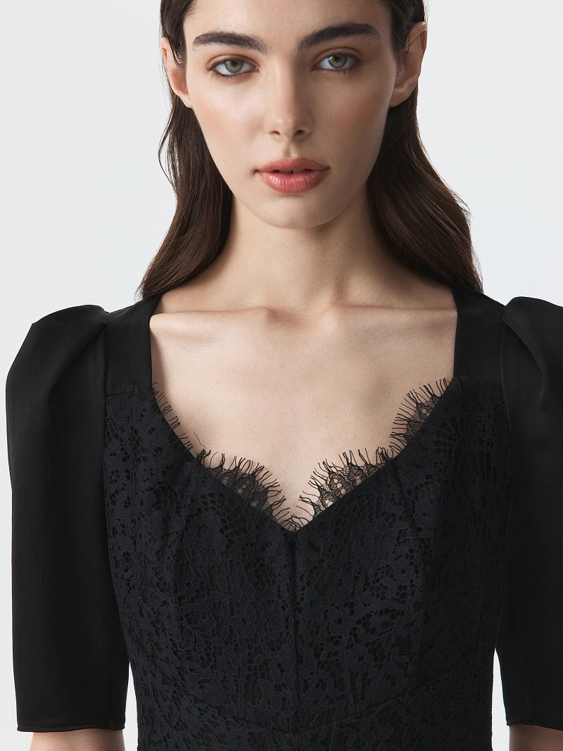 Атласное платье с кружевом