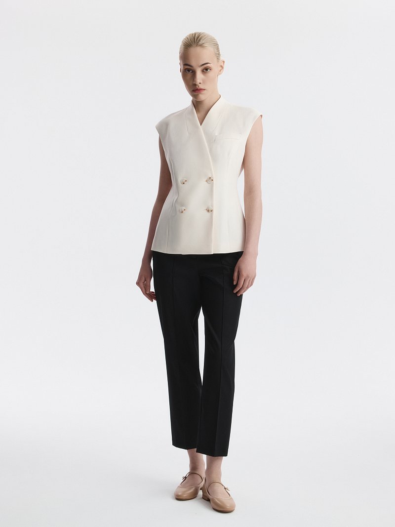 Приталенный жилет со стойкой