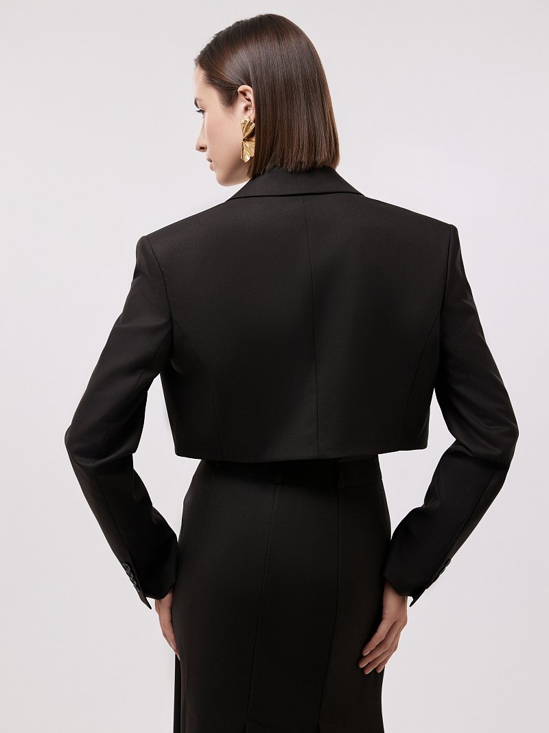 Укороченный жакет на пуговице