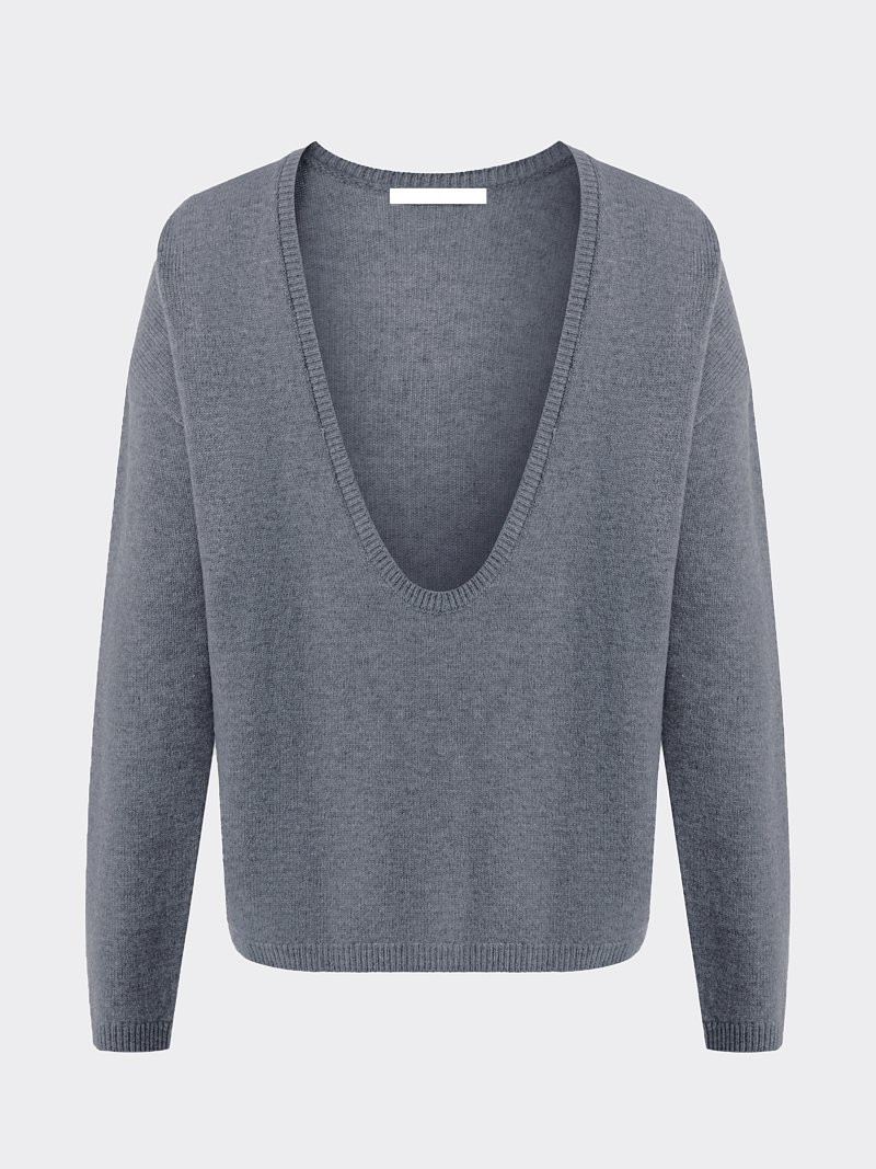 Шерстяной джемпер с вырезом