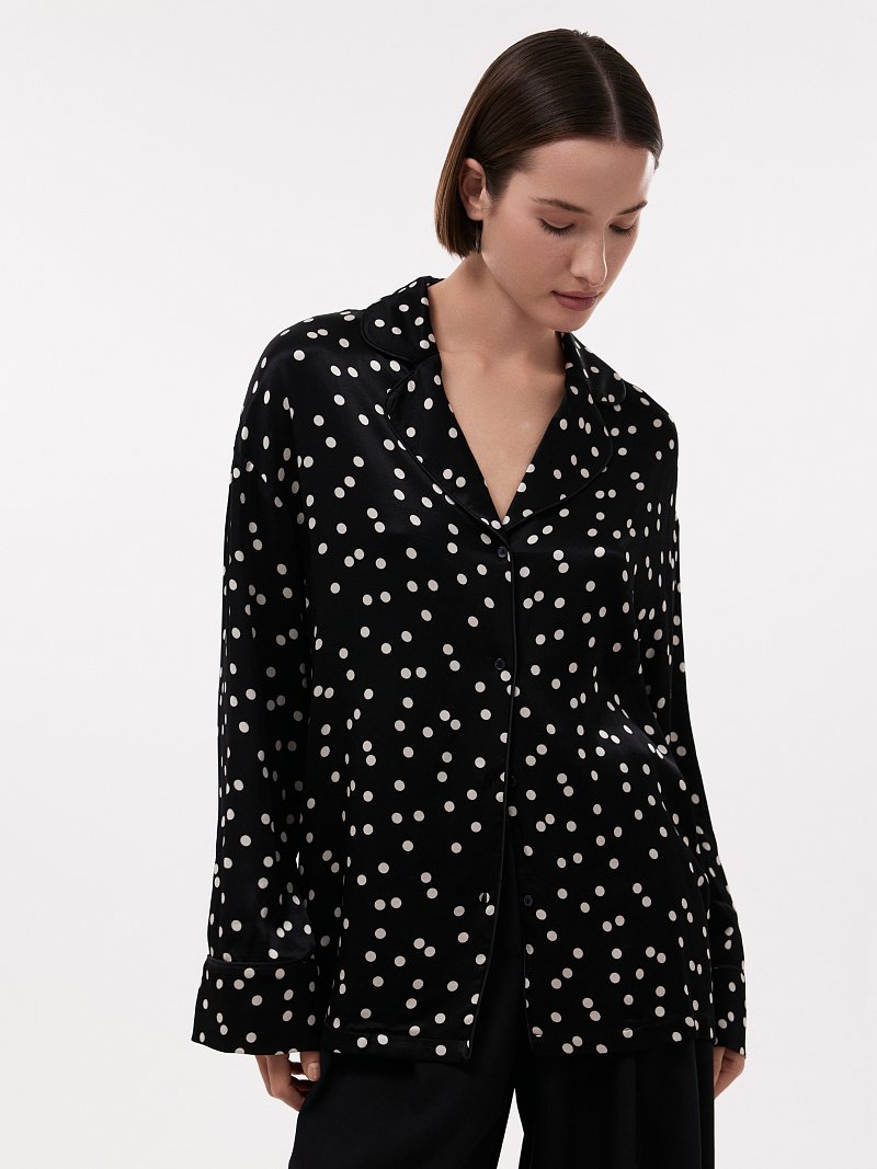 Атласная блуза в пижамном стиле