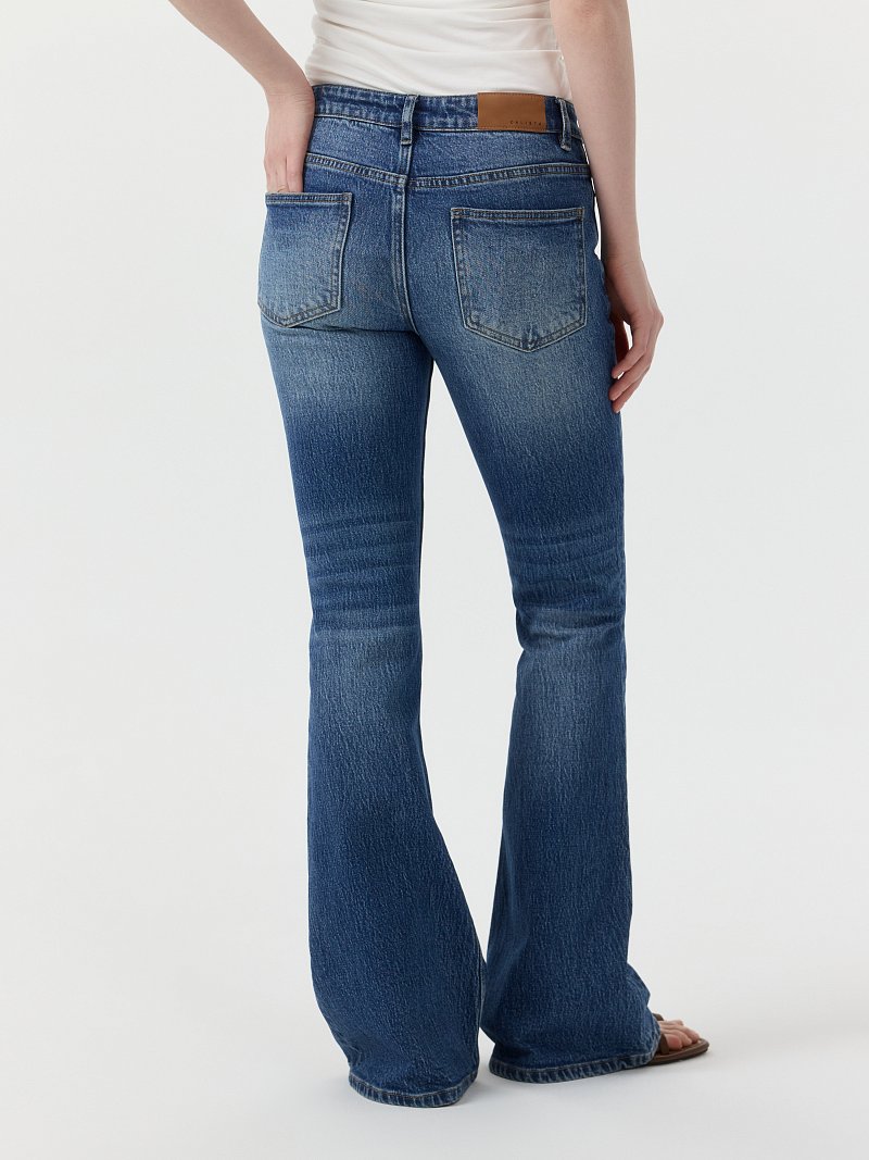 Джинсы-клеш с низкой посадкой