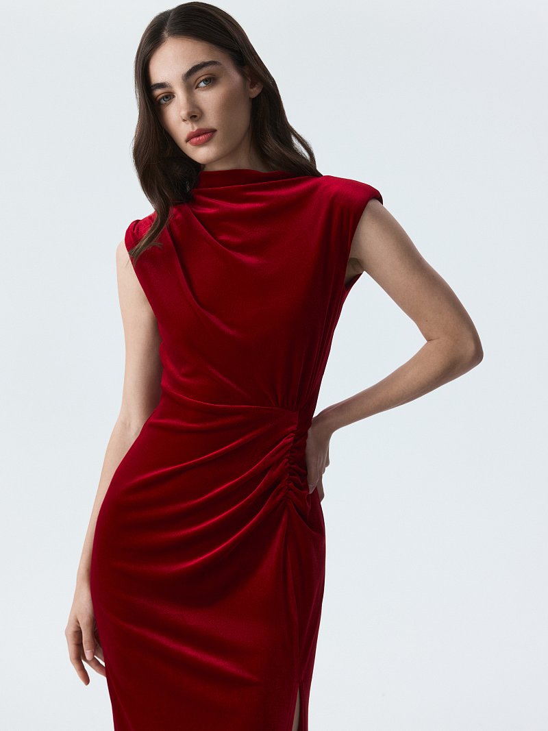 Бархатное платье с драпировками