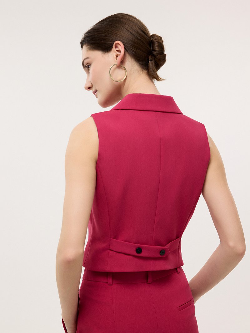 Укороченный приталенный жилет