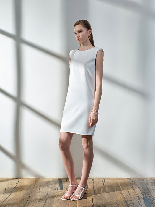 Атласное платье с акцентными плечами: фото №5