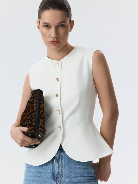 Приталенный жилет с баской: фото №6